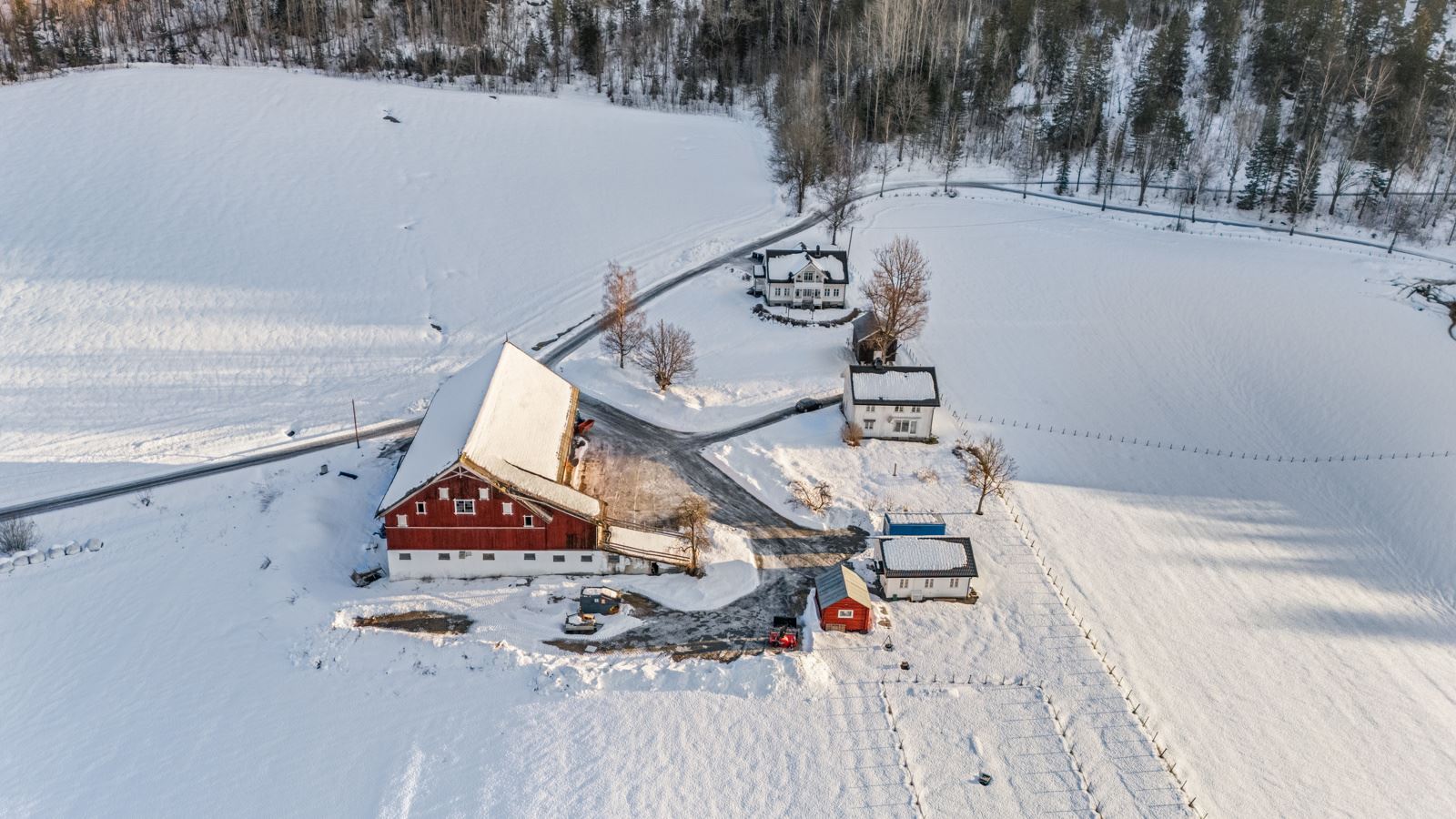 Tunet er pent opparbeidet med gruset gårdsplass, grønne plenområder og en egen kjøkkenhage ved produksjonslokalet 