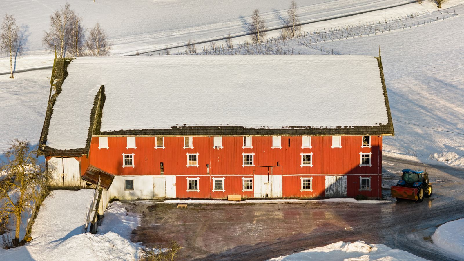 Låve fra 1927, bærer preg av vedlikeholdsetterslep