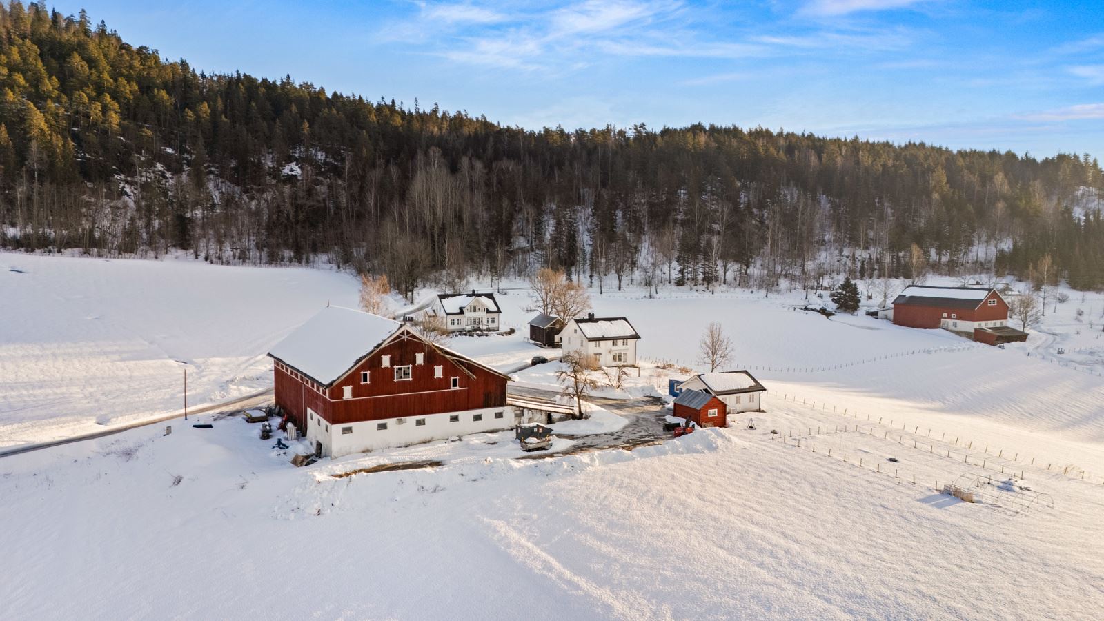 ..Produksjonslokale med innlagt vann, avløp og strøm fra 2018, en gårdsbutikk i et eldre stabbur, samt et ekstra stabbur fra 1800-tallet.