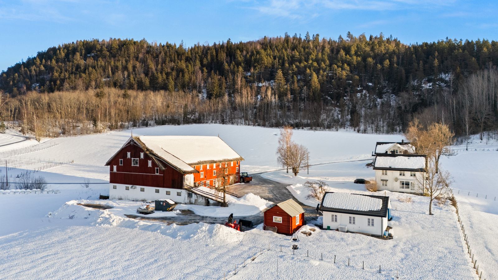 Gården består av et romslig tun med flere bygninger: et innholdsrikt våningshus fra 2004, en sjarmerende kårbolig fra 1700-tallet...