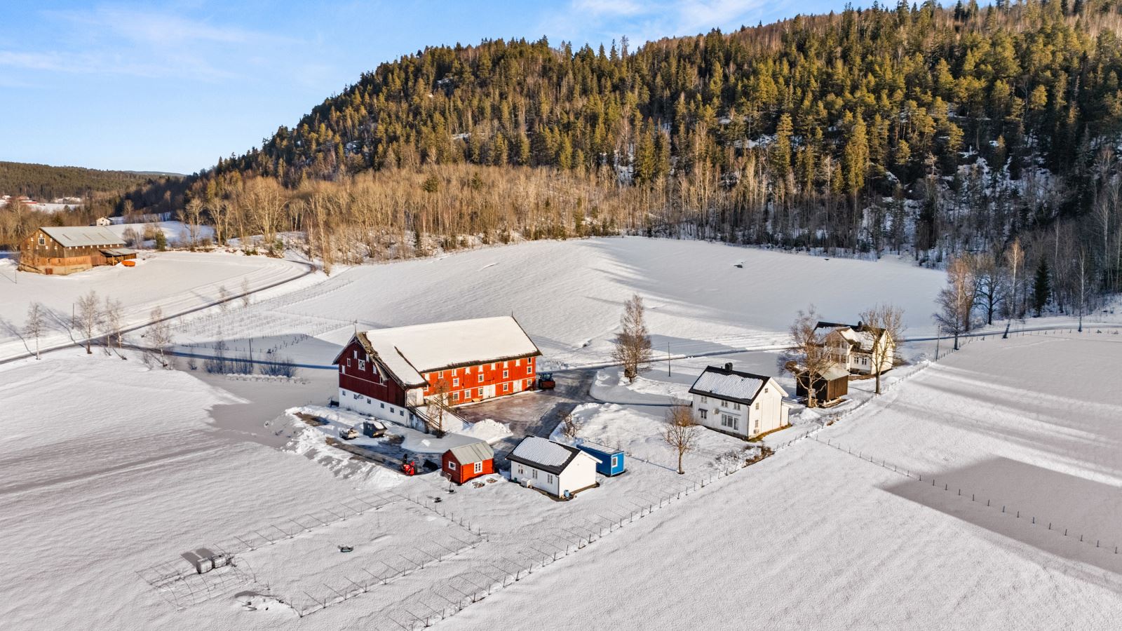 Velkommen til Saatvedt gård - en unik og allsidig landbrukseiendom med en perfekt kombinasjon av historie, natur og moderne drift