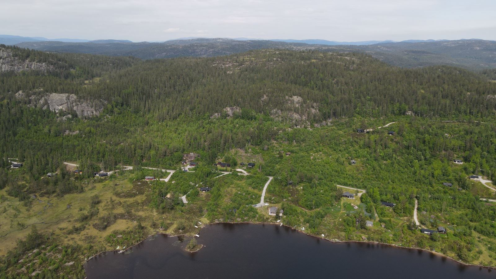 Eiendommen strekker seg fra Birtevatn og helt opp til Bergheia på ca 780 moh