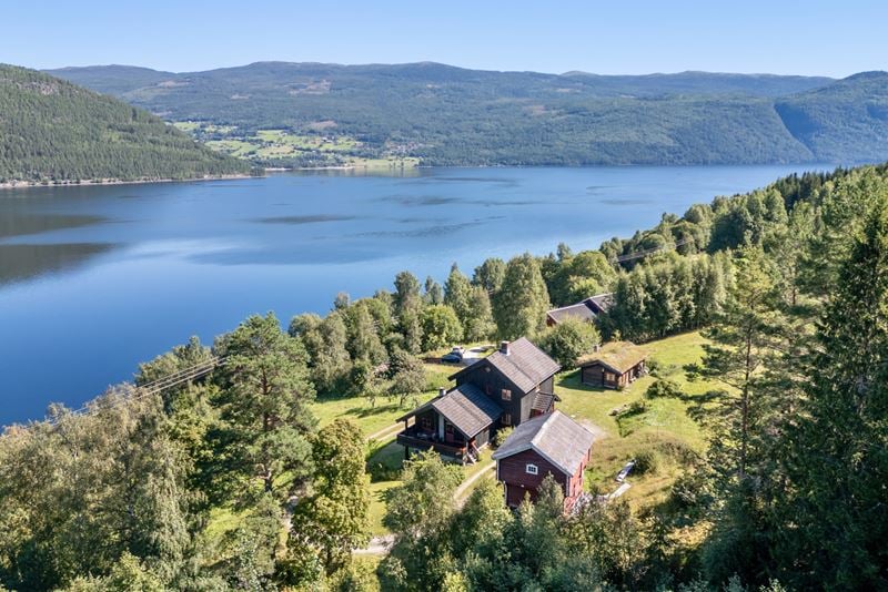 Velkommen til Stranderud gård ved Tinnsjøen i Tinn kommune. Se video ved å trykke på playsymbolet