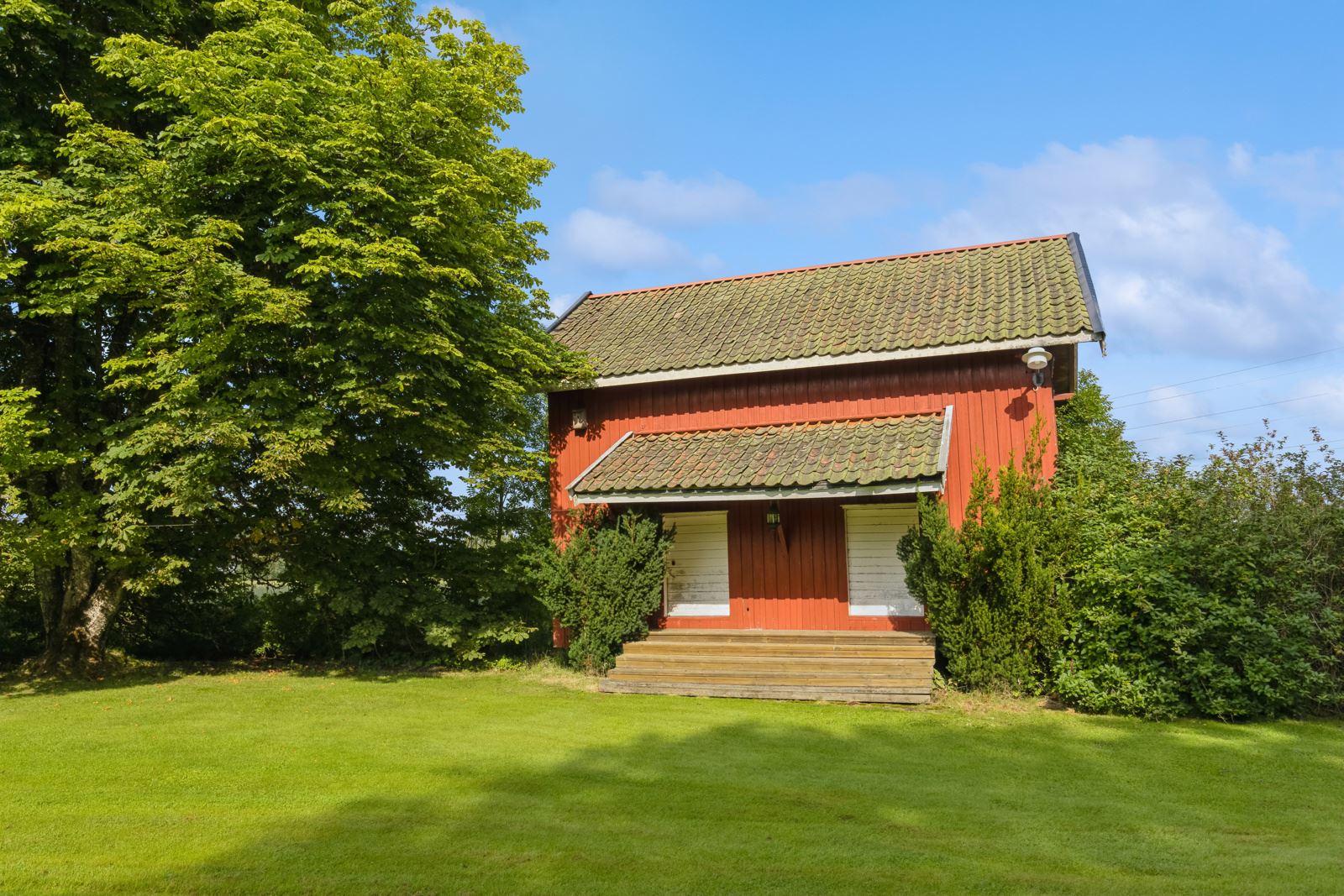 Stabburet på gården er i tradisjonell stil med to bodrom nede, samt åpent areal i andre etasje og på loft.