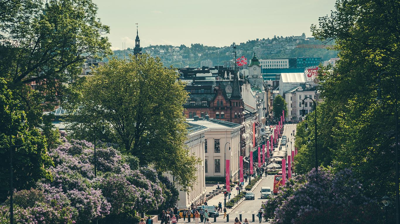 Bygninger på Karl Johan knipset fra avstand